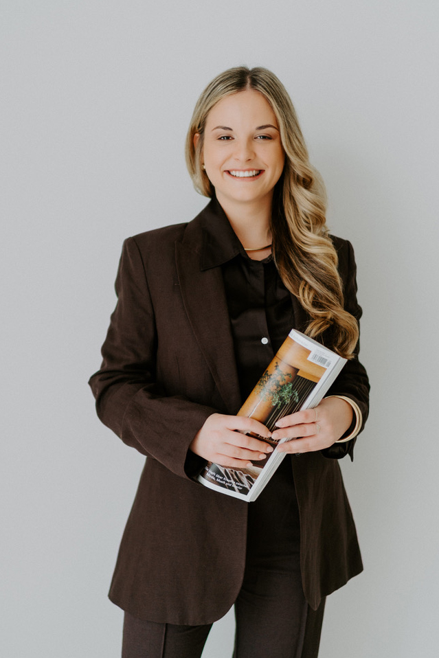 Businessfoto von Unternehmerin im brauen Anzug
