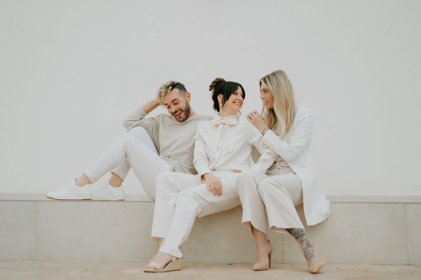 Personal Brand Fotograf – Team Branding Shooting mit drei Personen in hellen Outfits